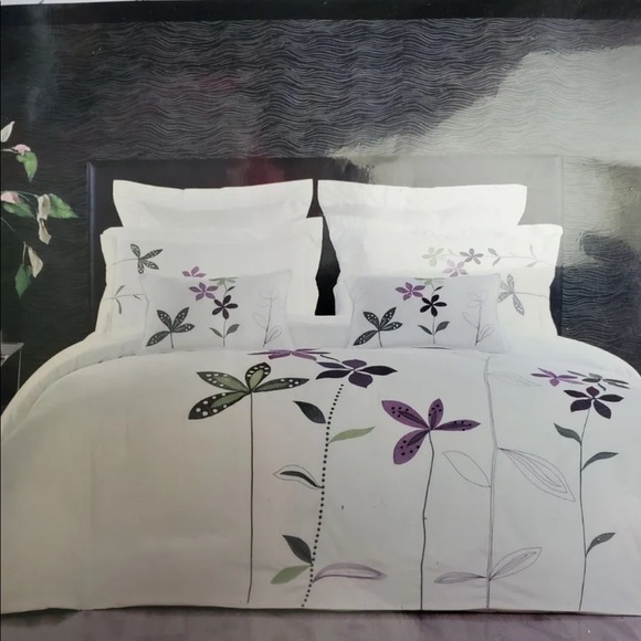 King Duvet with shams and accent pillow - Picture 2 of 5